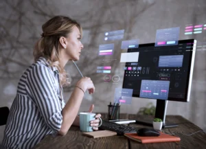 Profissional analisando interface de design digital em tela com elementos flutuantes, destacando organização visual, espaçamento entre componentes e foco na experiência do usuário.